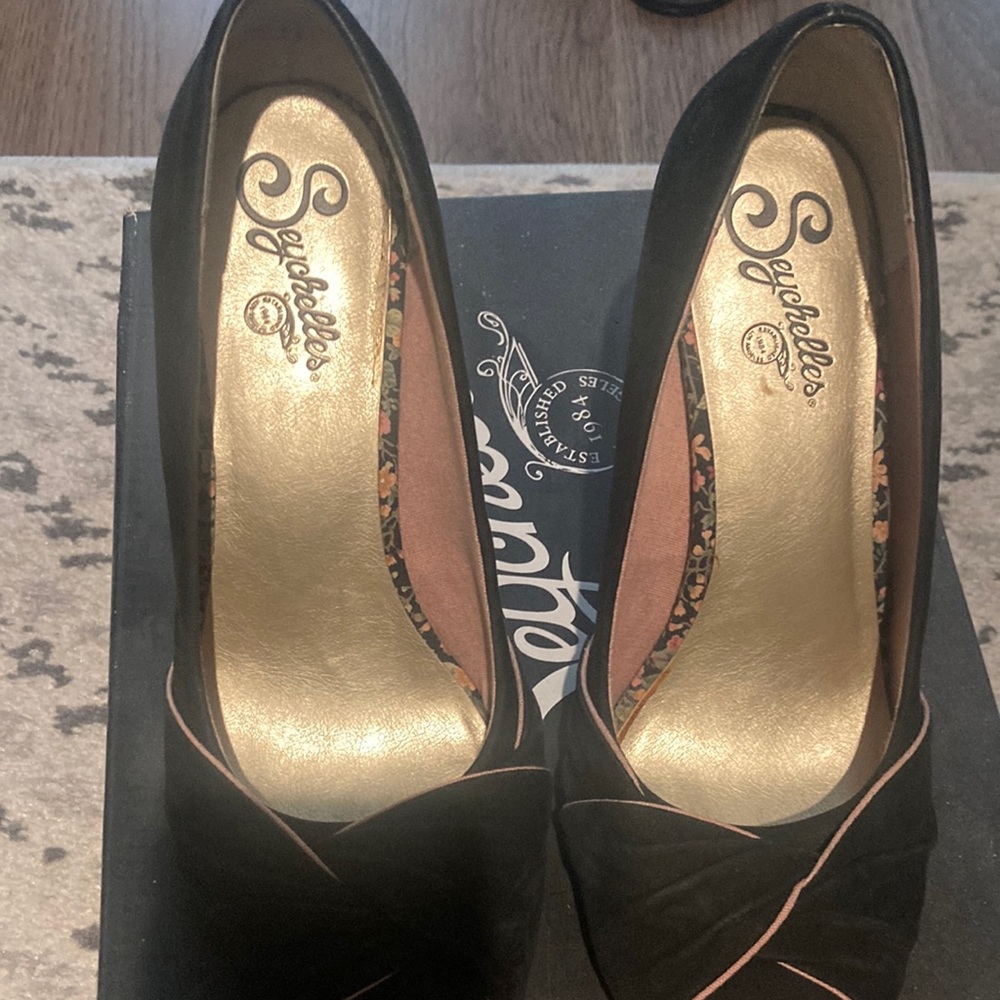 Seychelles “sense of humor” black heel with pink lining. Size 8. Really cute